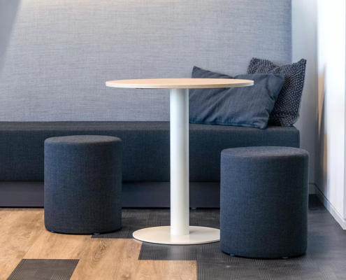 T60-rond-zithoogte-met-units-en-poef-106-kan-weg